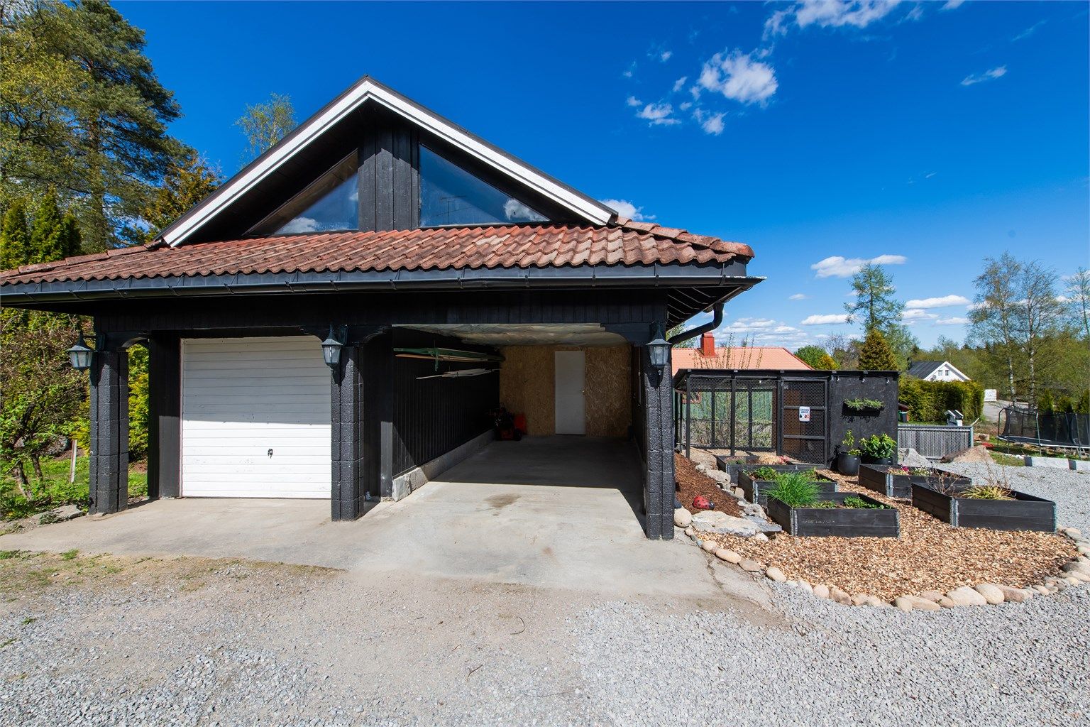 Eiendommen har god plass til parkering i garasje, carport og på egen gårdsplass, samt god lagringsplass.