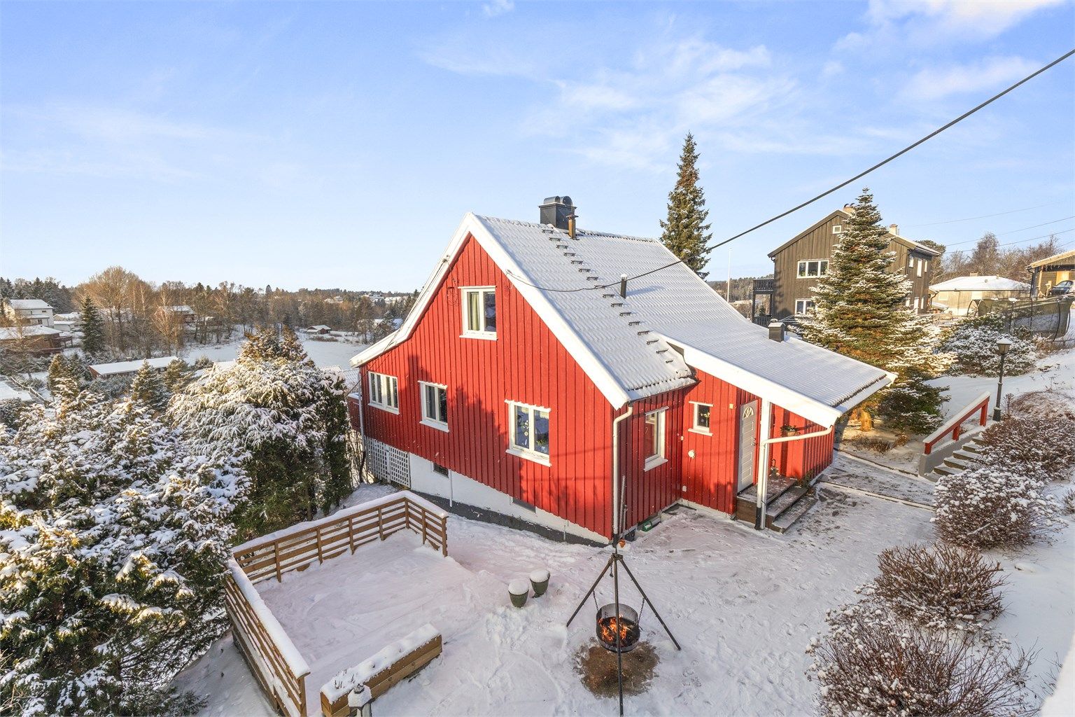 Boligen ligger vestvendt, som bidrar til meget gode solforhold