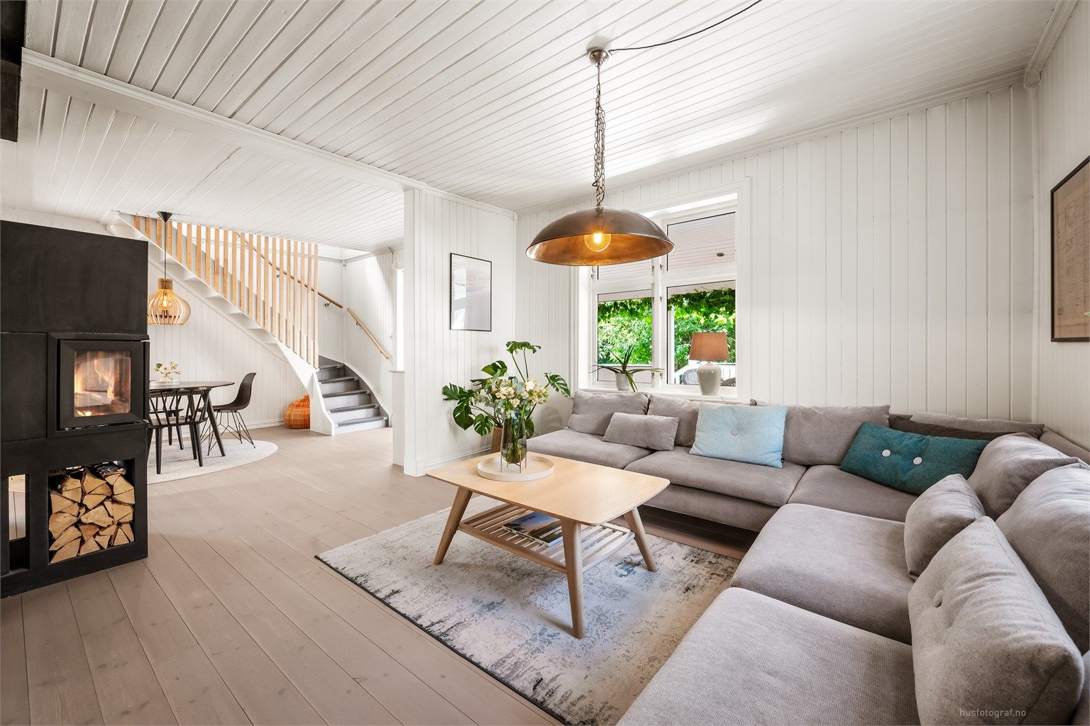 Peisovn fra 2016 med glassdør i stuen/spisestuen gir god varme. 
