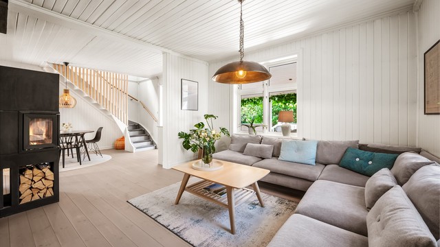 Peisovn fra 2016 med glassdør i stuen/spisestuen gir god varme.
