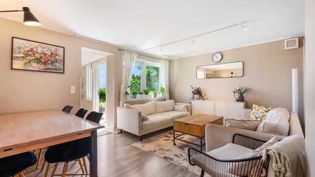 Svært hyggelig stue i hybelen med plass til sofa- og spisegruppe.