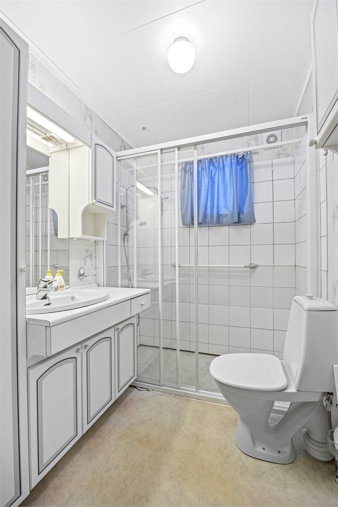 Badet i første etasje er utstyrt med dusjhjørne og har varme i gulvet.