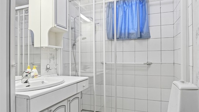 Badet i første etasje er utstyrt med dusjhjørne og har varme i gulvet.