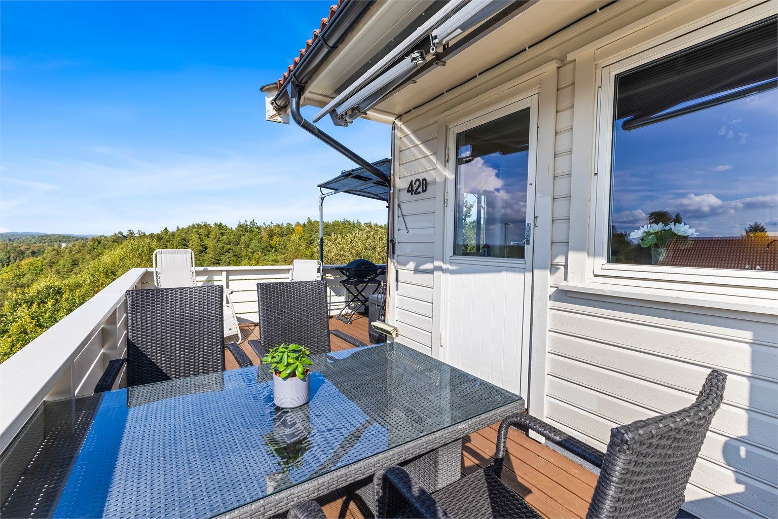 Boligen er fantastisk plassert på enden som peker mot Tromøysund. Beliggende i byggets 2. og 3. etg har man en luftig plassering og oversikt utover omgivelser. 
