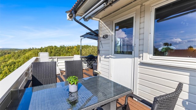 Boligen er fantastisk plassert på enden som peker mot Tromøysund. Beliggende i byggets 2. og 3. etg har man en luftig plassering og oversikt utover omgivelser.