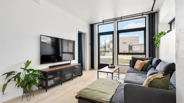 Eiendomsmegler Camilla Christensen har gleden av å presentere en tiltalende eierleilighet beliggende i 1. etasje med markterrasse i Nordre Lambertgard 5 i Langevåg