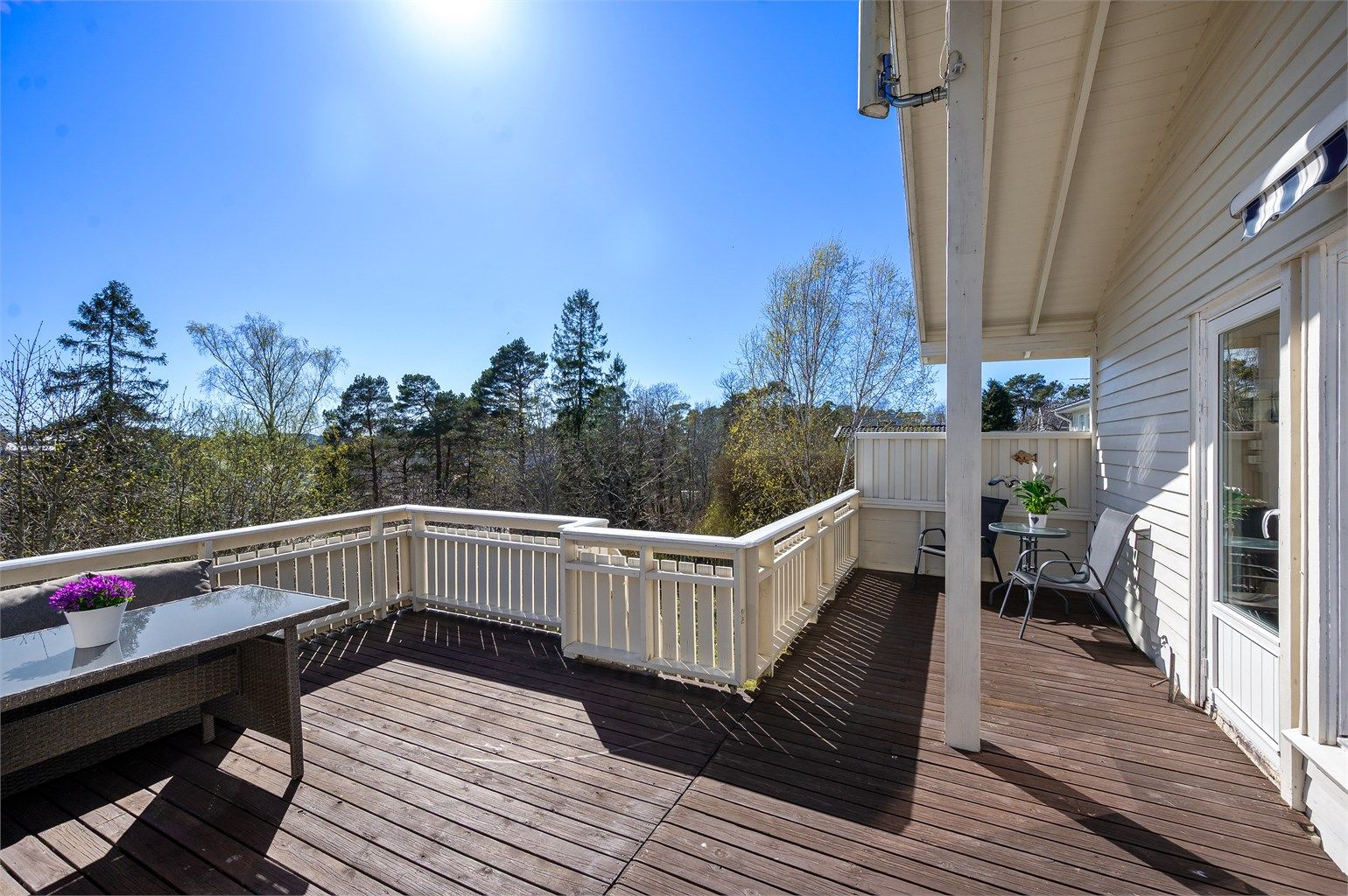 Grønne omgivelser gjør at uteområdet er usjenert og skjermet.