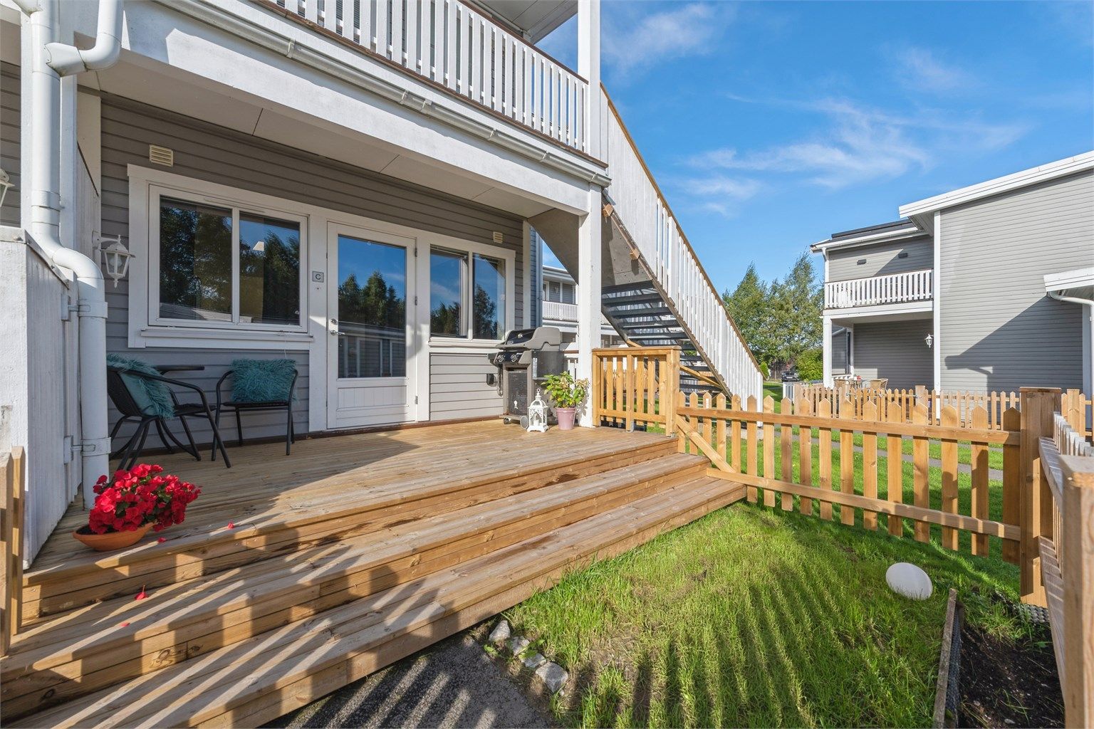 Delvis overbygd terrasse med gode solforhold på formiddagen