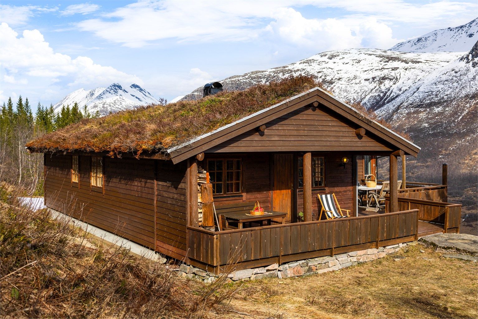 Hytta ligger høyt plasssert i et mindre hyttefelt. Fra eiendommen har man magisk utsikt!