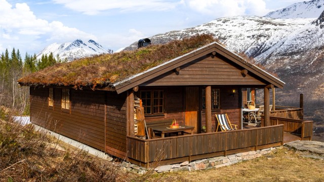 Hytta ligger høyt plasssert i et mindre hyttefelt. Fra eiendommen har man magisk utsikt!