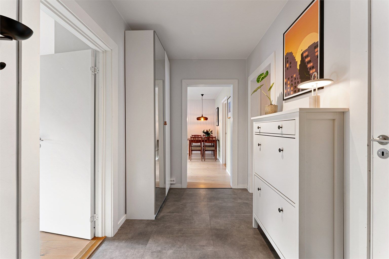 Entréen gir et godt førsteinntrykk. Leiligheten disponerer to kjellerboder for ekstra lagring.