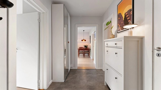Entréen gir et godt førsteinntrykk. Leiligheten disponerer to kjellerboder for ekstra lagring.