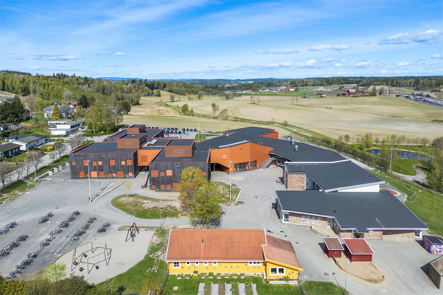 Hebekk skole (1-7 kl.) ligger kun 3 minutters gange fra leiligheten
