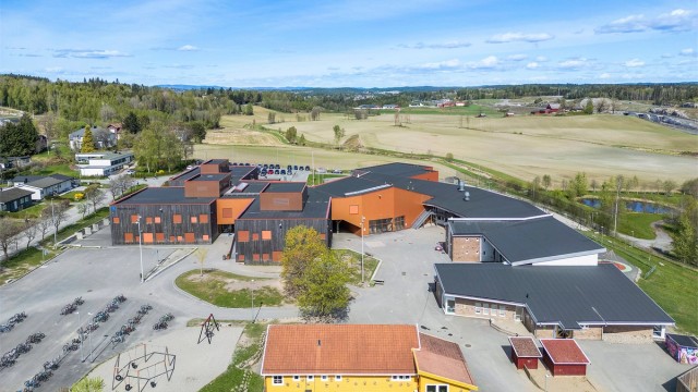 Hebekk skole (1-7 kl.) ligger kun 3 minutters gange fra leiligheten