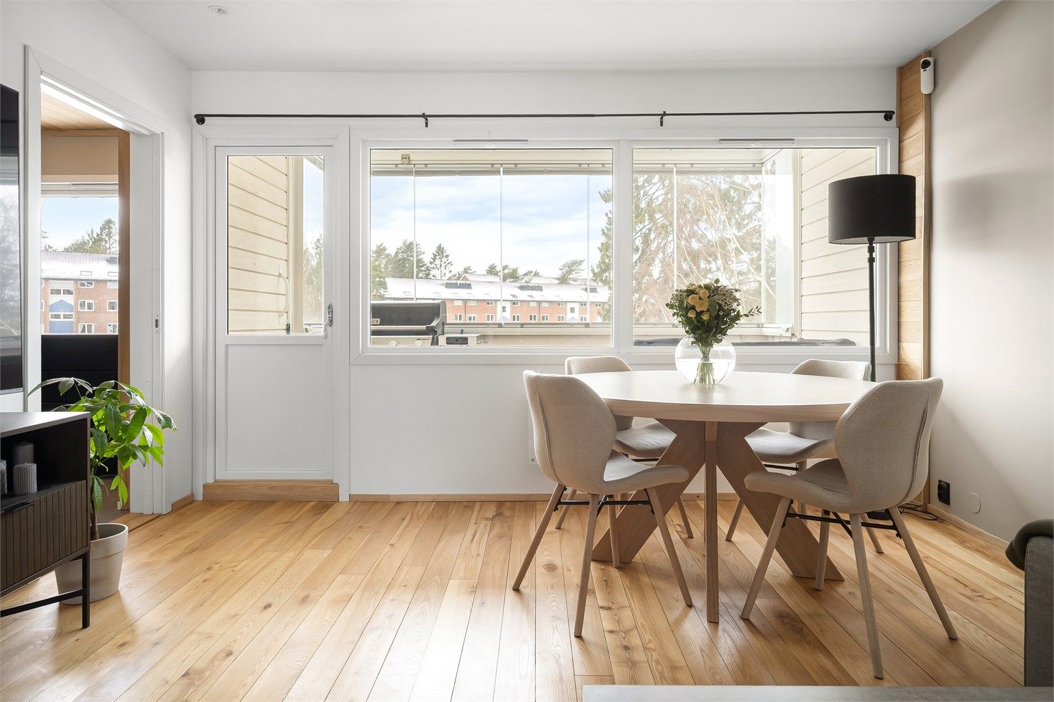 Spiseplassen er praktisk plassert med direkte utgang til den innglassede balkongen.