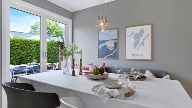 Fra spiseplassen er det enkel tilgang til den nordvendte og delvis overbygde uteplassen.