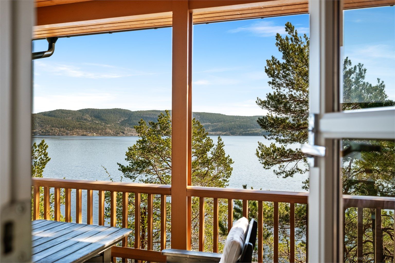 De store glassflatene og mange utgangene til terrassen visker ut skillet mellom inne og ute.