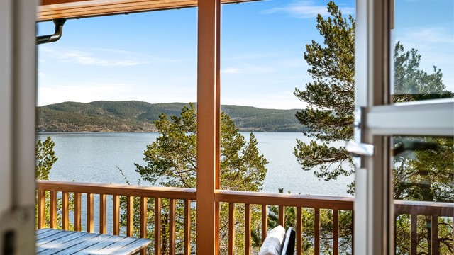 De store glassflatene og mange utgangene til terrassen visker ut skillet mellom inne og ute.