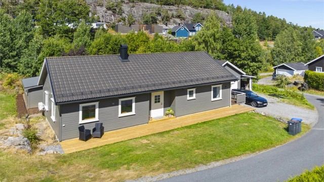 Boligen fasader er nymalt og terrassen ved inngangsparti er ny fra 2026.