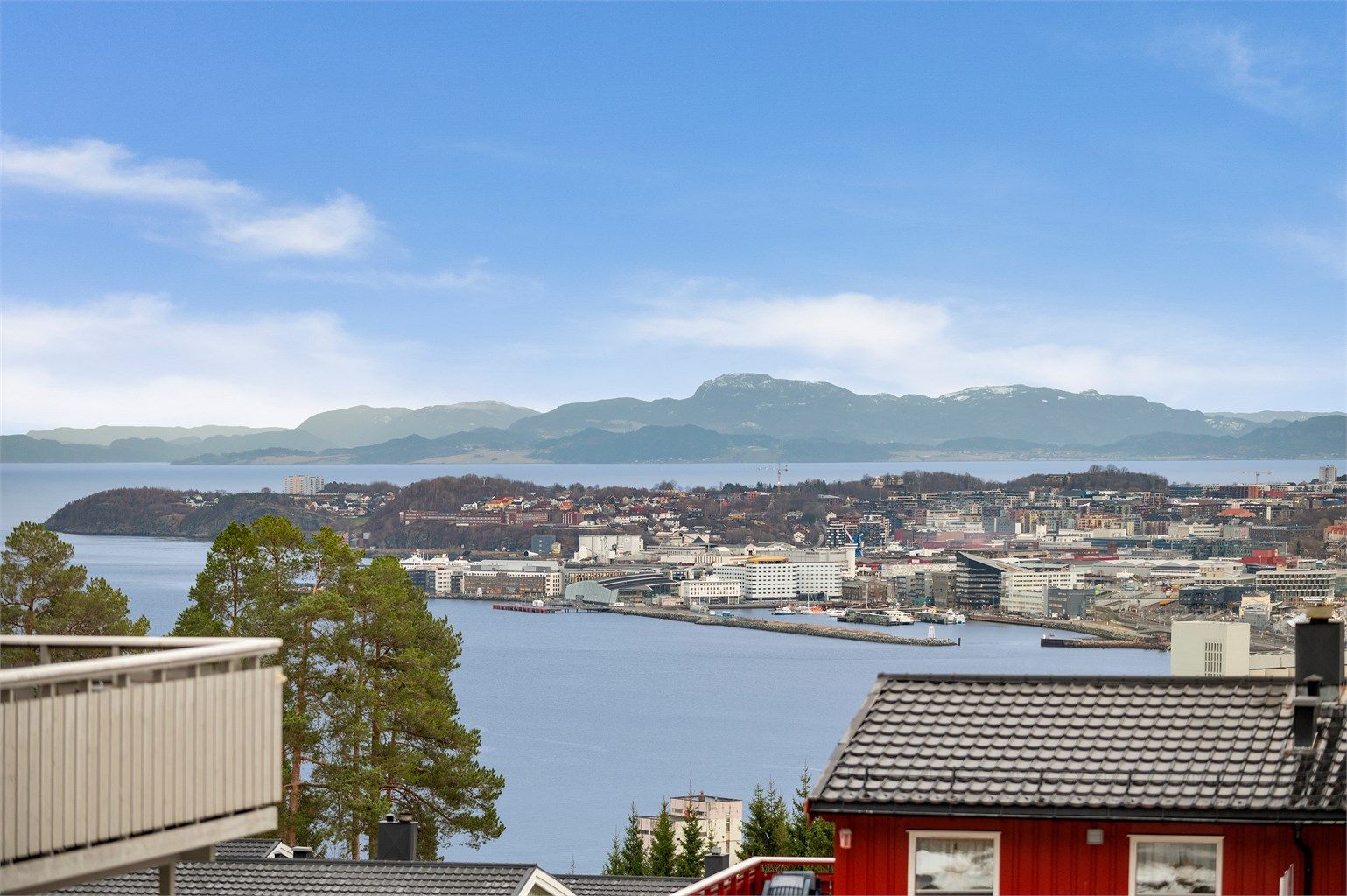 Her kan man nyte en fantastisk utsikt mot Trondheimsfjorden, Fosenalpene og sentrum. 