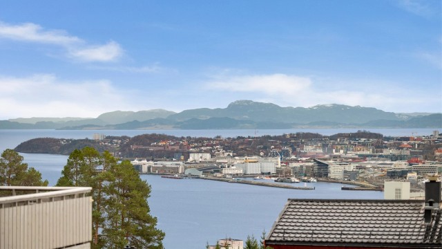 Her kan man nyte en fantastisk utsikt mot Trondheimsfjorden, Fosenalpene og sentrum.
