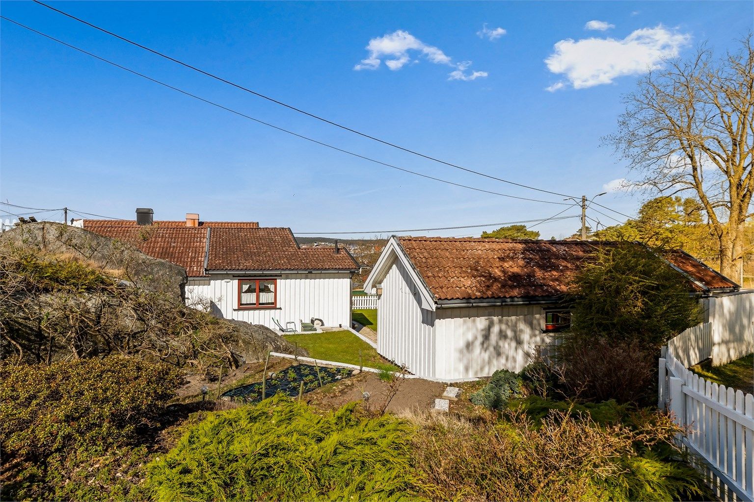 I bakkant av hagen er det laget et bed hvor det dyrkes bær og urter.