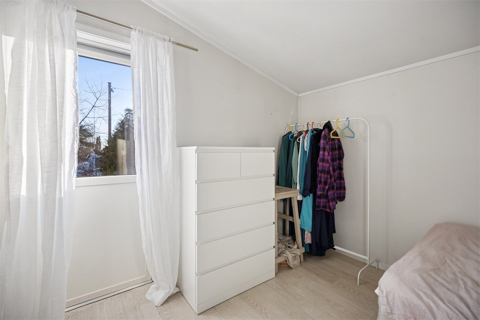 Romslig soverom med adkomst til sydvest-vendt terrasse på 7 kvm.