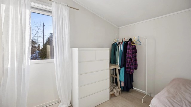 Romslig soverom med adkomst til sydvest-vendt terrasse på 7 kvm.