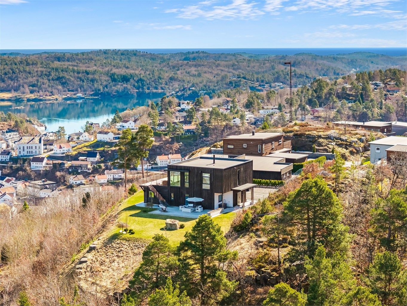 Lindveien 29 er vakkert plassert over Tvedestrand med utsikt til Skagerrak og Tvedestrandsfjorden bl.a.