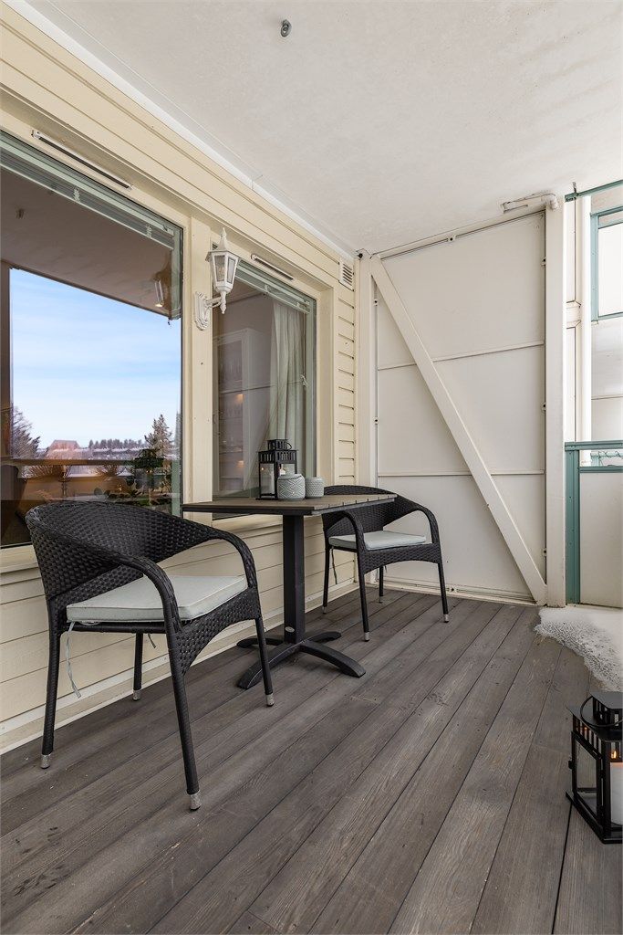 Her er det god plass til en hyggelig sittegruppe for å nyte gode solforhold.