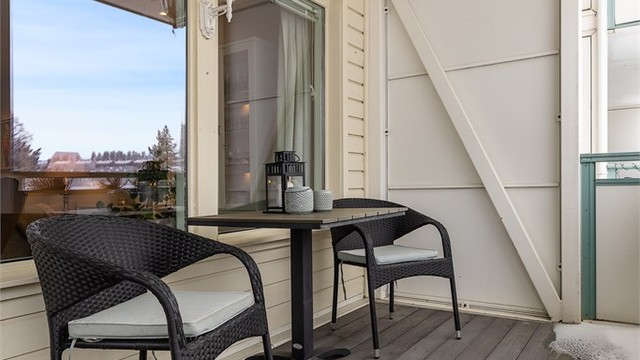 Her er det god plass til en hyggelig sittegruppe for å nyte gode solforhold.