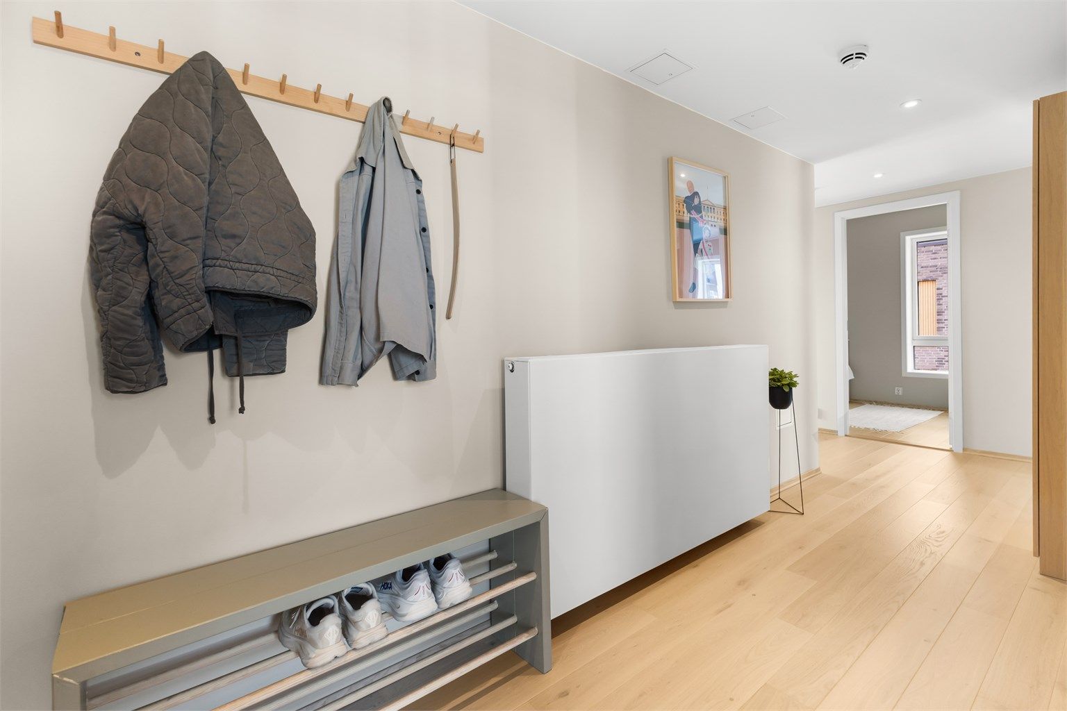 Leiligheten ønsker velkommen med en lys og innbydende entré med et praktisk garderobeskap.