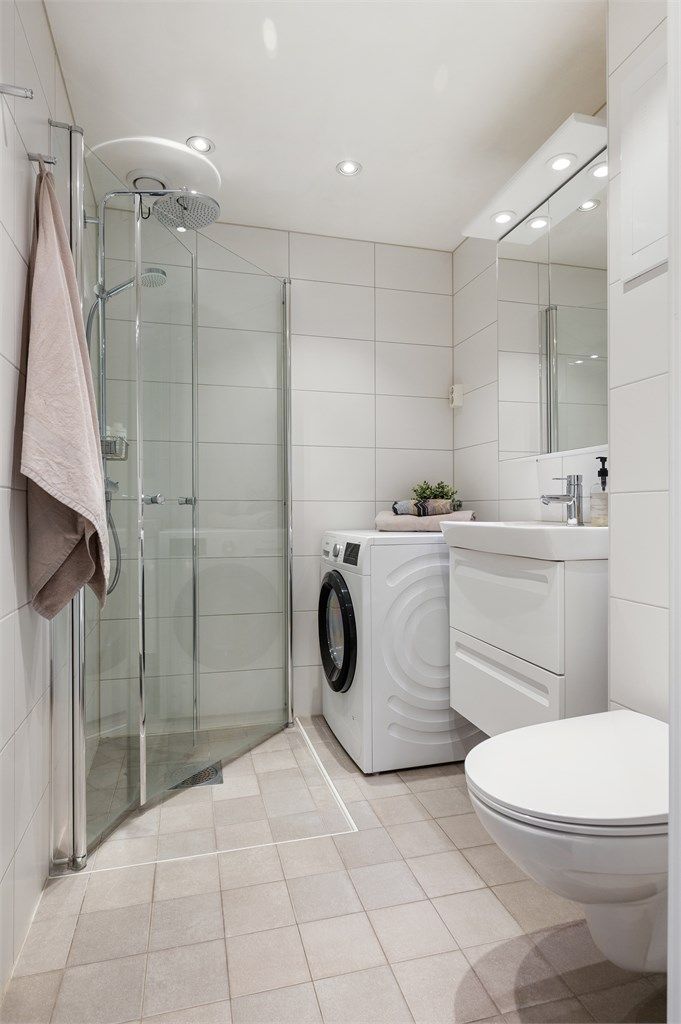 Det er valgt moderne og stilrent baderomsinventar og rommet er holdt i lyse farger.