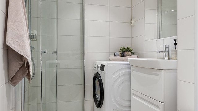 Det er valgt moderne og stilrent baderomsinventar og rommet er holdt i lyse farger.