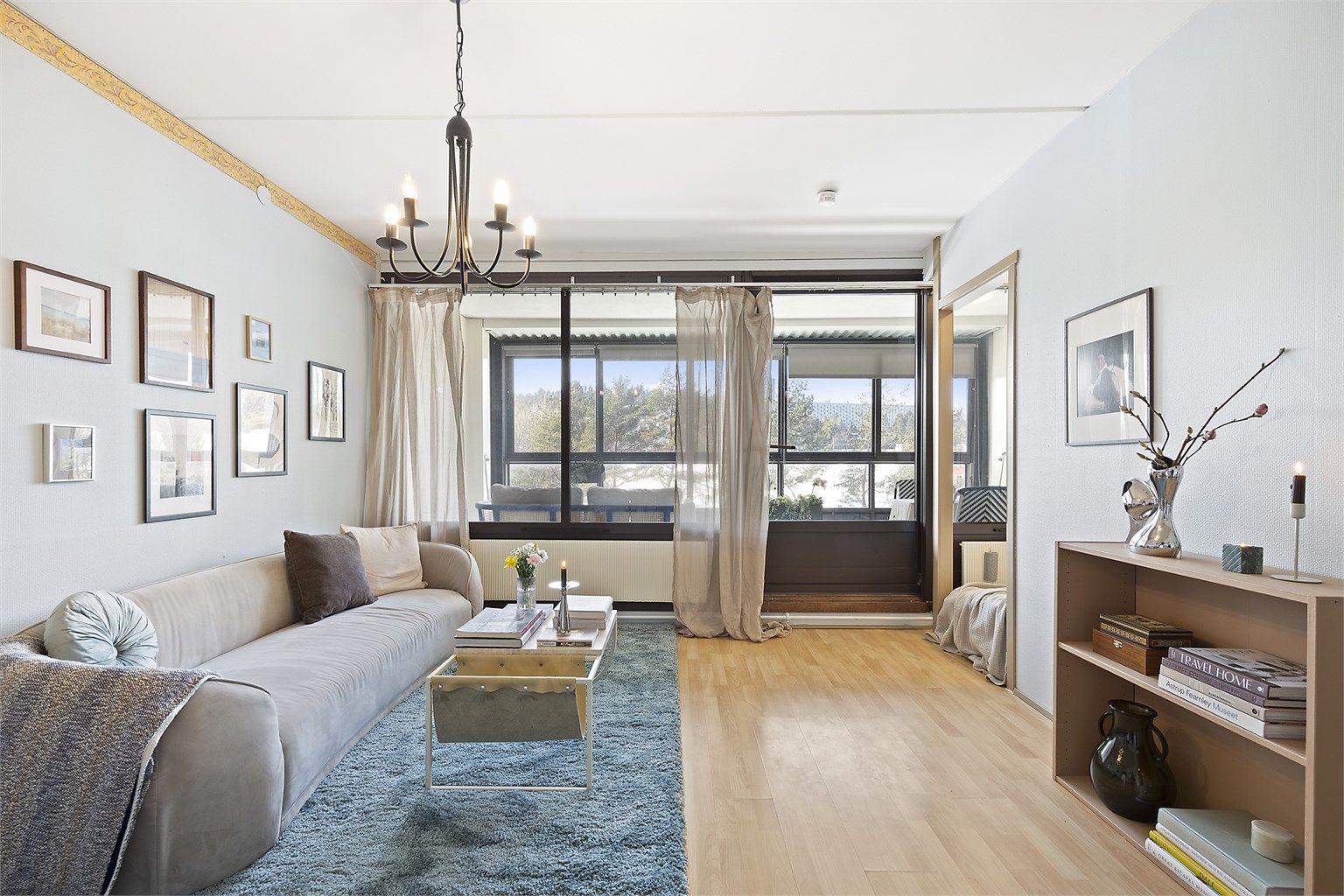 Stuen er lys og arealeffektiv, med store vindusflater som slipper inn rikelig med dagslys.