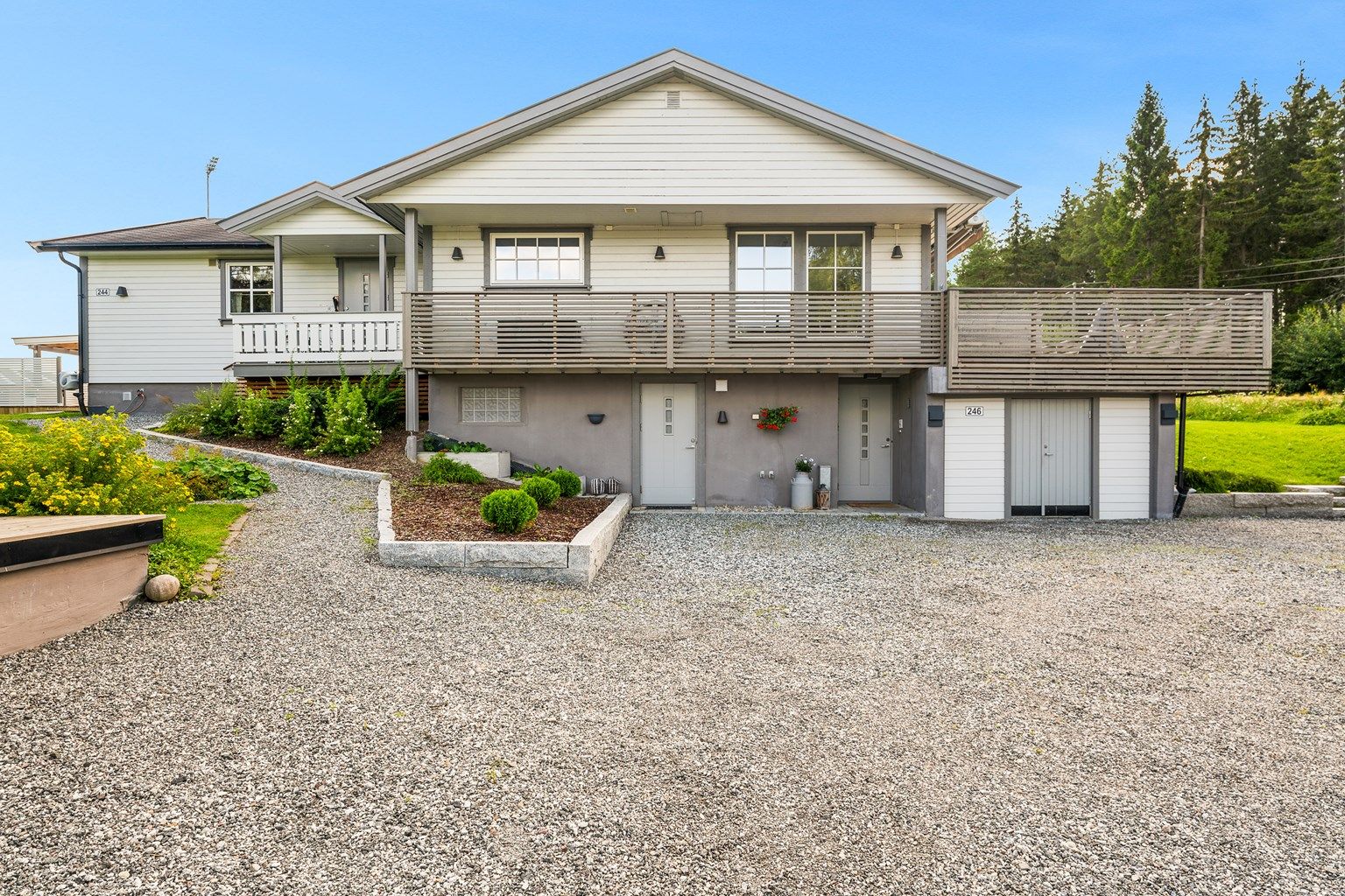 Krogsveen Jessheim v/Kine Johansen Ruud har gleden av å presentere en attraktiv og betydelig påkostet villa over to plan beliggende i landlige og naturskjønne omgivelser i Vormsund i Nes kommune.

