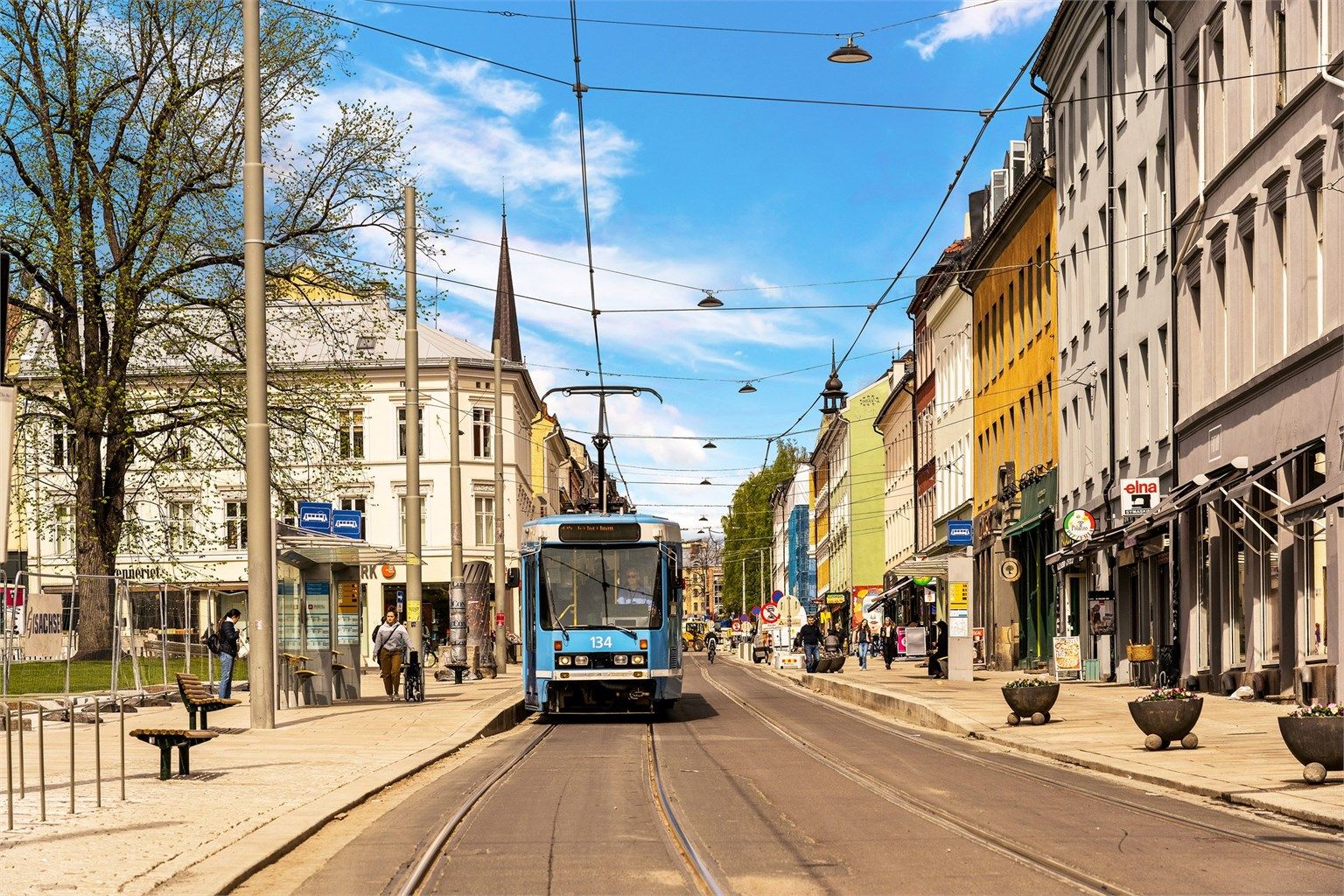 Svært godt kollektivtilbud med både trikkeholdeplass og bussholdeplass innen kort avstand. Trikk- og busslinjene i nærområdet gjør det enkelt å komme seg både på kryss og tvers gjennom byen.