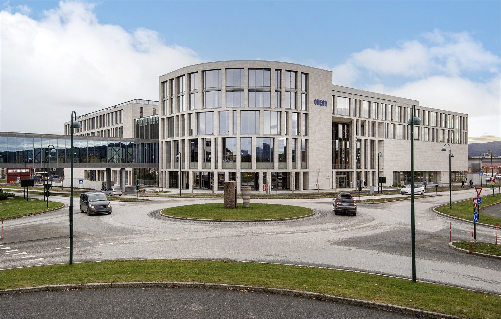 Thon senter Moa med et bredt utvalg av butikker og tjenester er kun en kort gangvei unna.