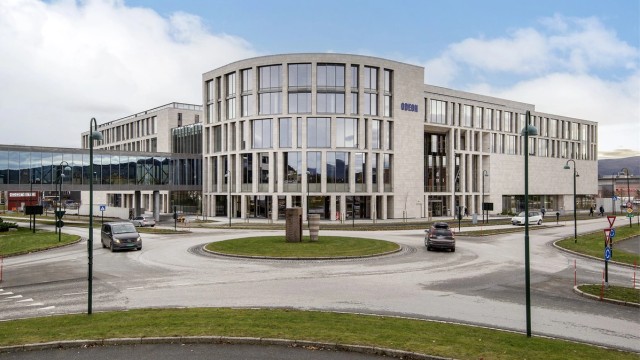 Thon senter Moa med et bredt utvalg av butikker og tjenester er kun en kort gangvei unna.