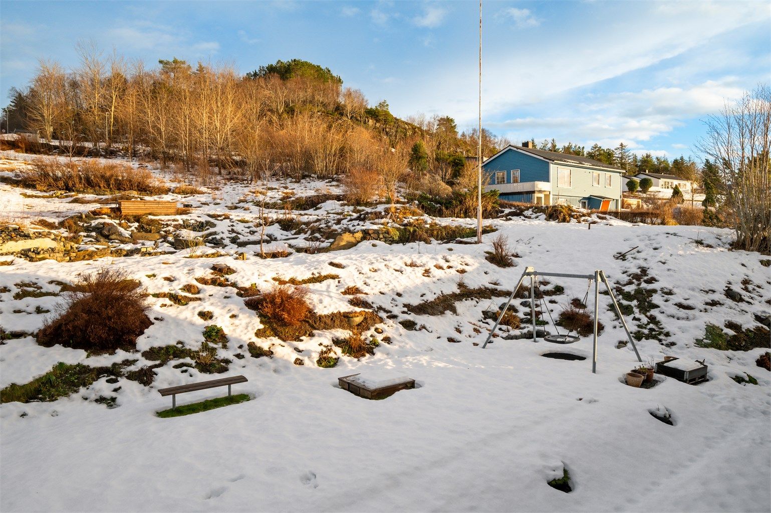 Eiendommen har en attraktiv og sentral beliggenhet i trivelige Botngård, et rolig og familievennlig område hvor det meste ligger innen kort avstand.