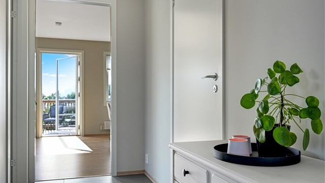 Entréen har god plass til oppbevaring av yttertøy og sko