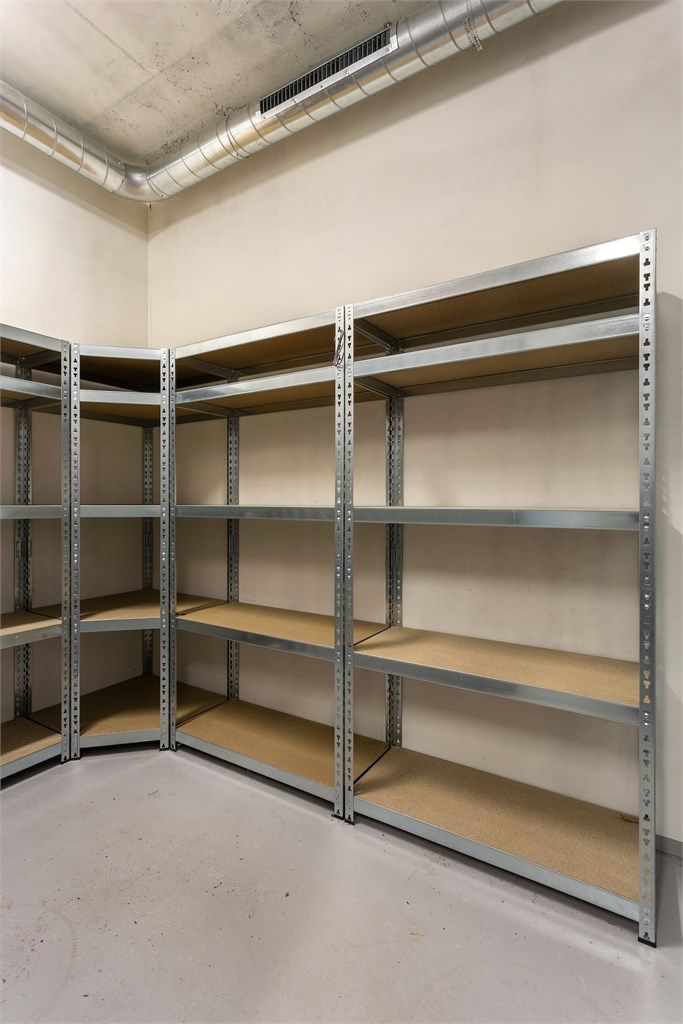  Leiligheten disponerer en bod på  5 kvm beliggende i byggets 1. etasje