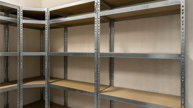 Leiligheten disponerer en bod på 5 kvm beliggende i byggets 1. etasje