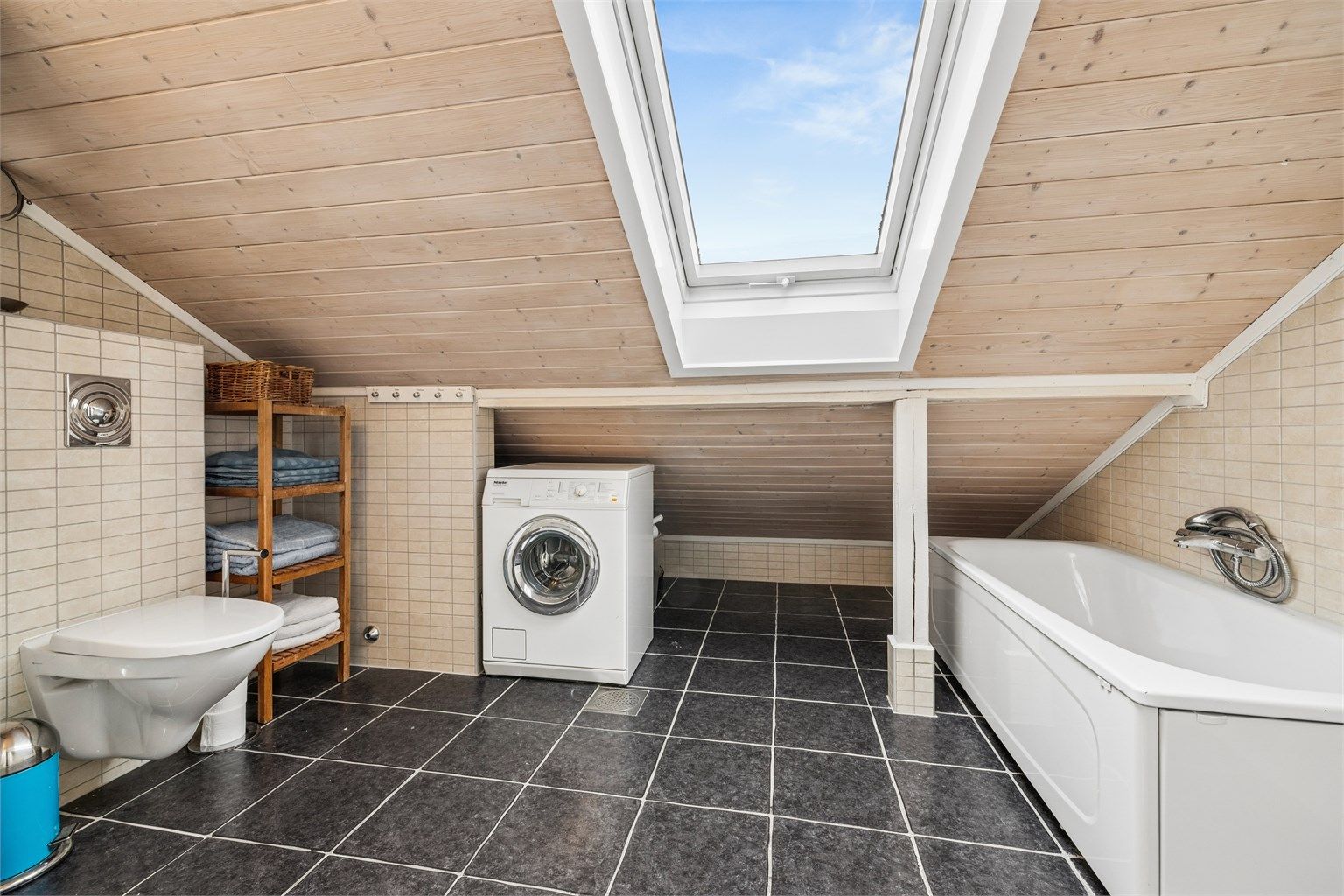 Badet på loftet er utstyrt med både badekar og dusj, samt gulvvarme. Vaskemaskin fra Miele medfølger.