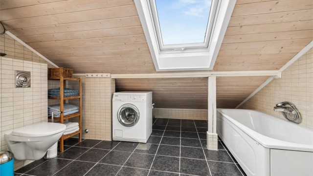 Badet på loftet er utstyrt med både badekar og dusj, samt gulvvarme. Vaskemaskin fra Miele medfølger.