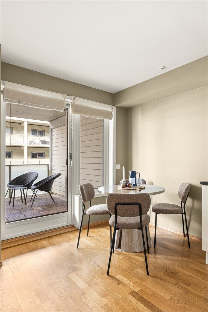 Spiseplassen er naturlig plassert ved utgangen til balkongen.