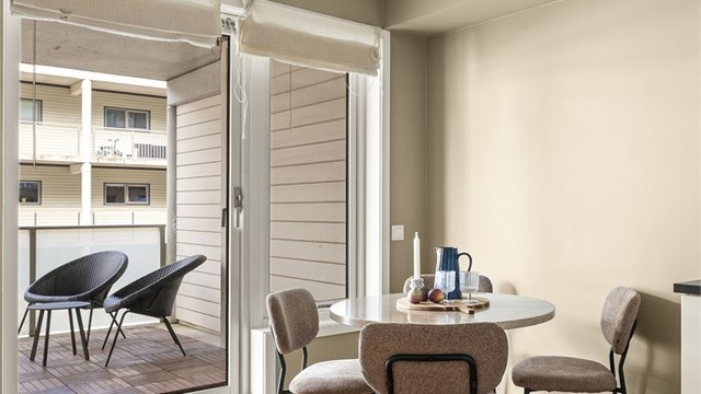 Spiseplassen er naturlig plassert ved utgangen til balkongen.