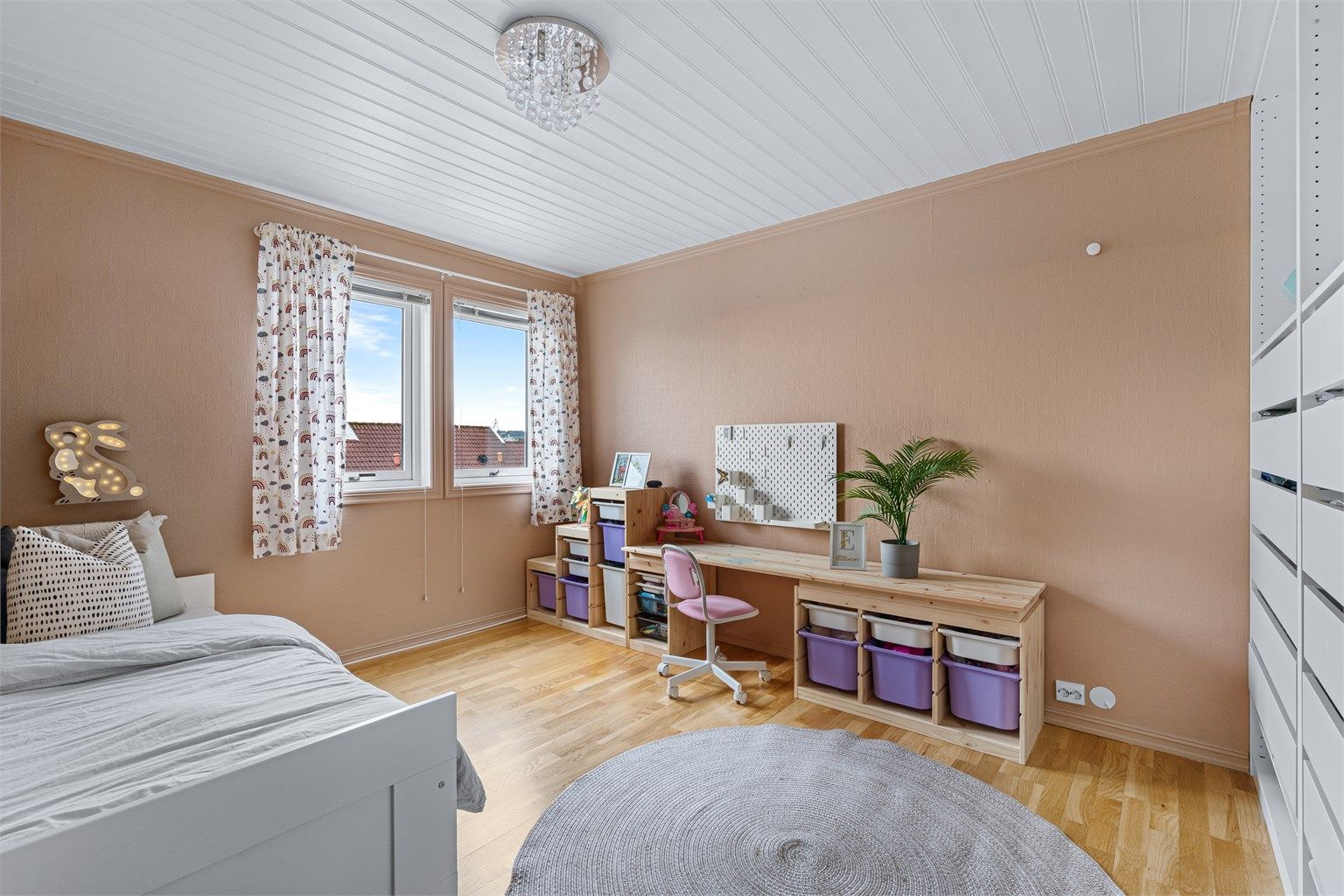 Stort og romslig soverom II med garderobeskap, og plass til både seng og skrivepult. 