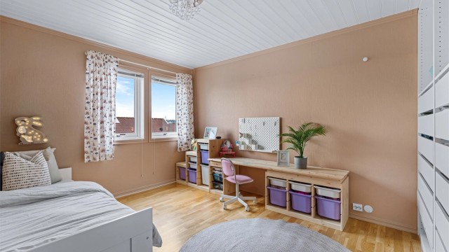 Stort og romslig soverom II med garderobeskap, og plass til både seng og skrivepult.