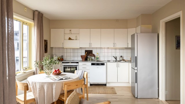 Kjøkkenet er i åpen løsning mot stuen og i overgang mellom kjøkken og stue er det god plass til spisebord.